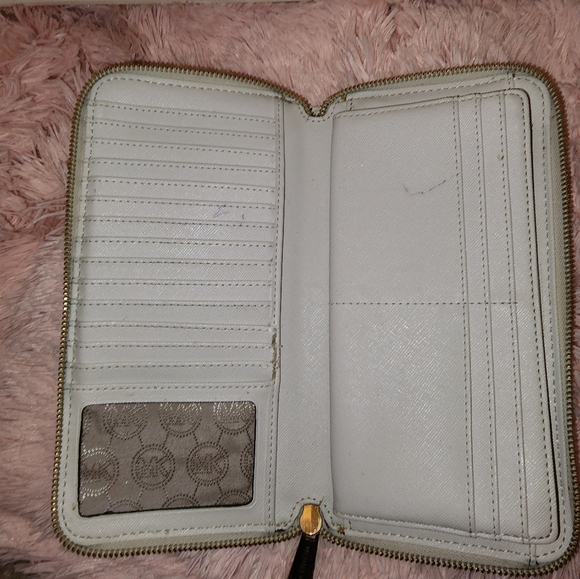 Authentic Extra Large Michael Kors Wallet - Picture 3 of 3